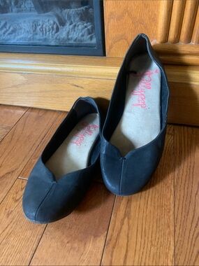Jellypop 7.5w  Women's Black V-Cut Ballet Flats